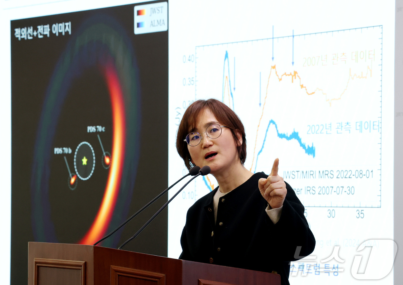 (세종=뉴스1) 김기남 기자 = 이정은 서울대 물리천문학과 교수가 지난 19일 세종시 정부세종청사 과학기술정보통신부에서 \'제임스 웹 우주망원경, 혜성 속 규산염 결정 미스터리 해 …
