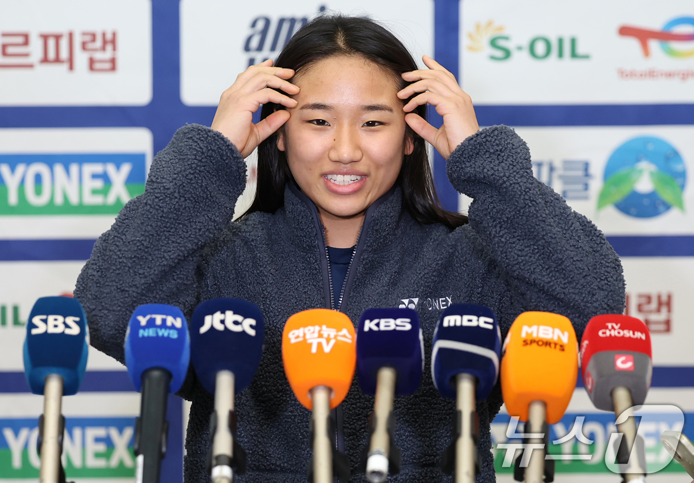 (인천공항=뉴스1) 오대일 기자 = 인도 오픈 2연패를 거두고 돌아온 '배드민턴 여제' 안세영(24·삼성생명)이 19일 오후 인천국제공항을 통해 귀국해 소감을 밝히고 있다.안세영은 …