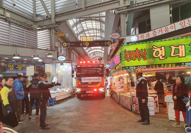 광주 북부소방서, 설 앞두고 '소방차 길 터주기' 훈련