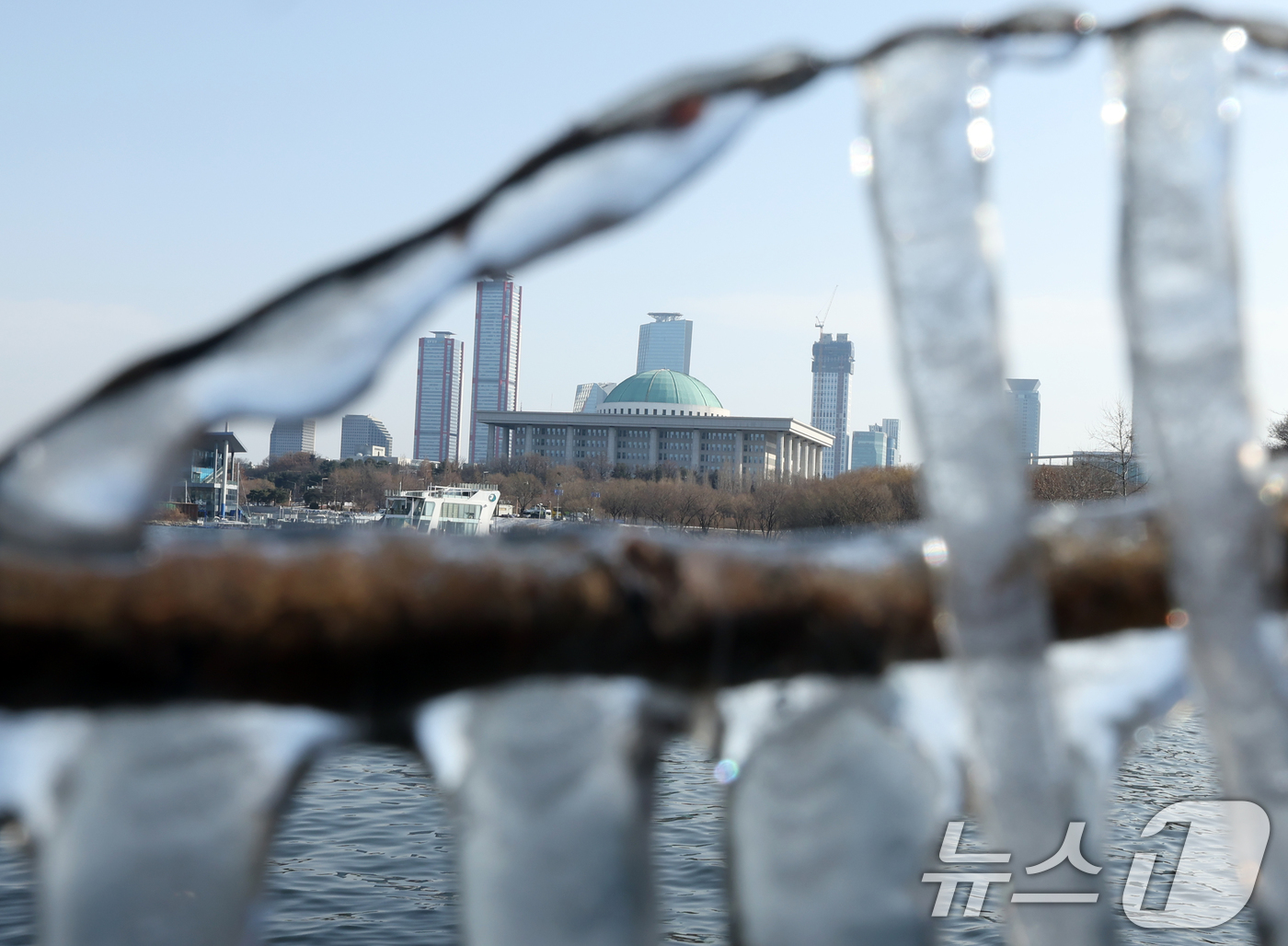 (서울=뉴스1) 김명섭 기자 = 영하권의 낮 기온을 보인 19일 서울시 영등포구 한강변에 고드름이 열려 있다.한편 기상청은 대한인 20일 서울 기온이 영하 13도까지 곤두박질해 올 …