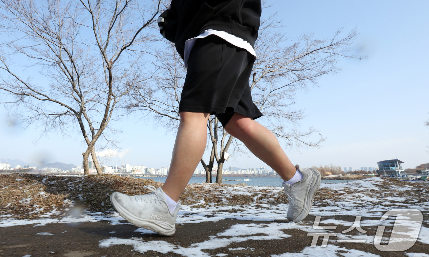 (서울=뉴스1) 김명섭 기자 = 영하권의 낮 기온을 보인 19일 서울시 영등포구 한강변에서 한 시민이 반바지를 입고 운동하는 모습이 이채롭다.한편 기상청은 대한인 20일 서울 기온 …