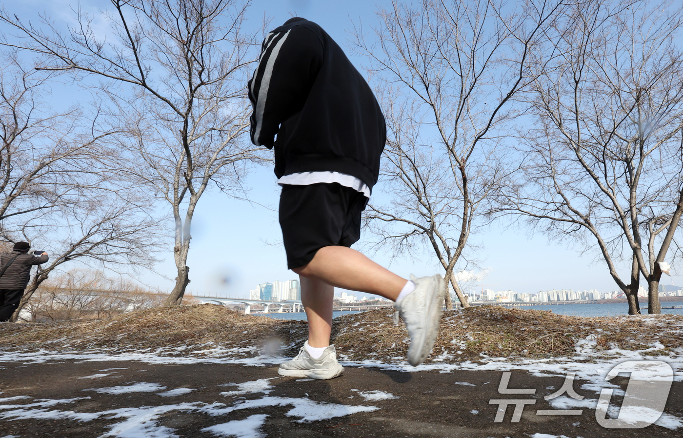 (서울=뉴스1) 김명섭 기자 = 영하권의 낮 기온을 보인 19일 서울시 영등포구 한강변에서 한 시민이 반바지를 입고 운동하는 모습이 이채롭다.한편 기상청은 대한인 20일 서울 기온 …
