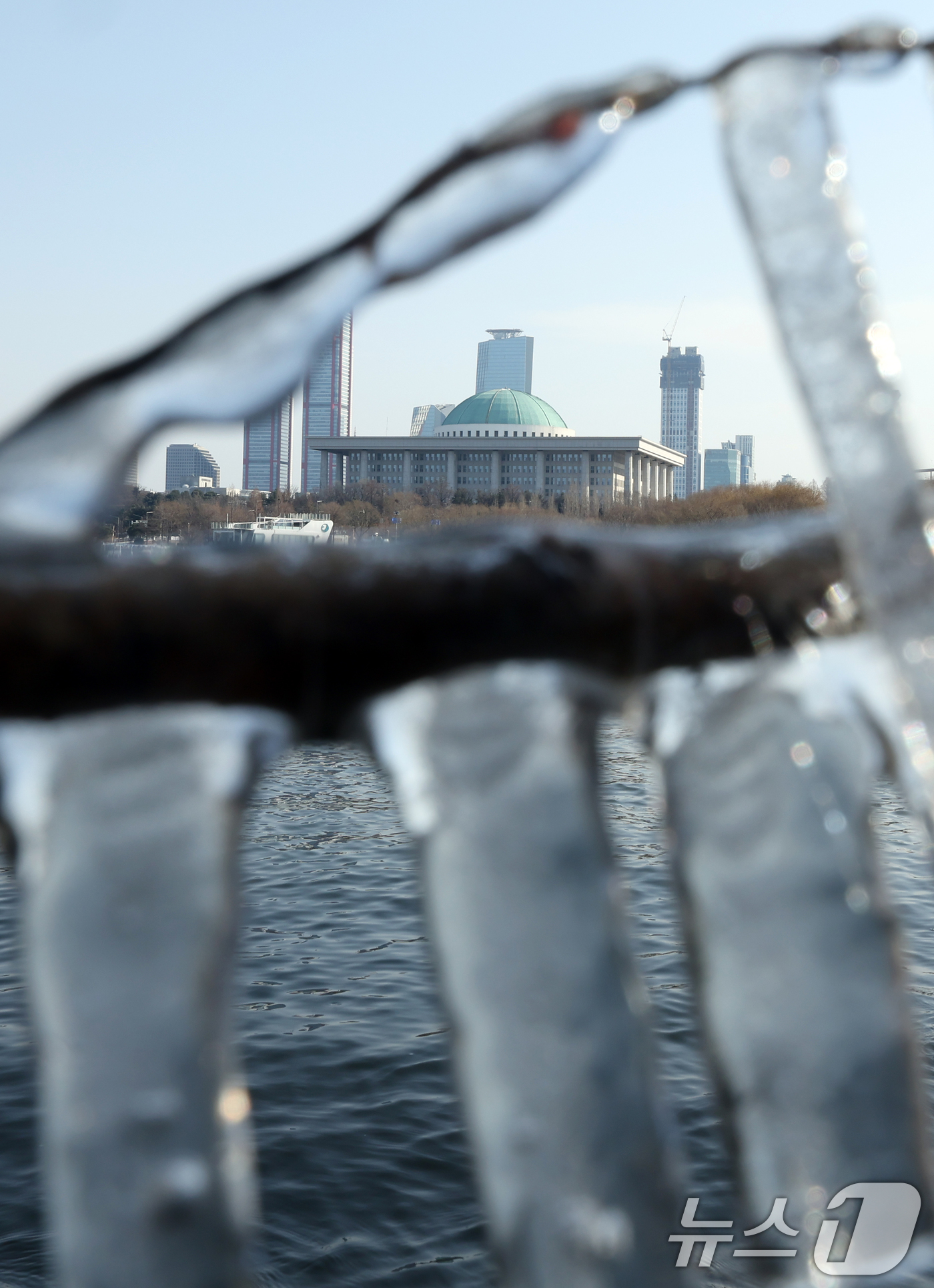 (서울=뉴스1) 김명섭 기자 = 영하권의 낮 기온을 보인 19일 서울시 영등포구 한강변에 고드름이 열려 있다.한편 기상청은 대한인 20일 서울 기온이 영하 13도까지 곤두박질해 올 …