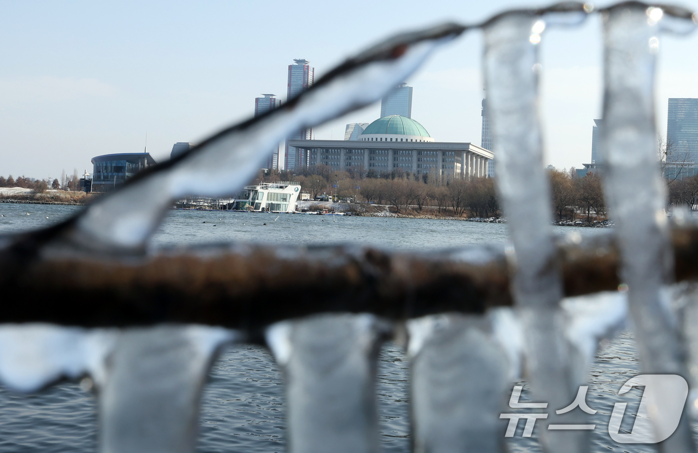 (서울=뉴스1) 김명섭 기자 = 영하권의 낮 기온을 보인 19일 서울시 영등포구 한강변에 고드름이 열려 있다.한편 기상청은 대한인 20일 서울 기온이 영하 13도까지 곤두박질해 올 …