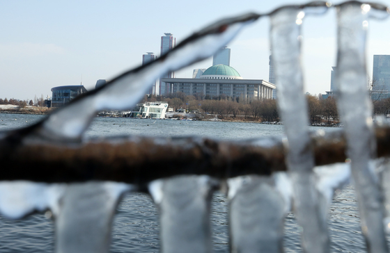 서울 한강변 고드름 매달려 긴 한파 시작