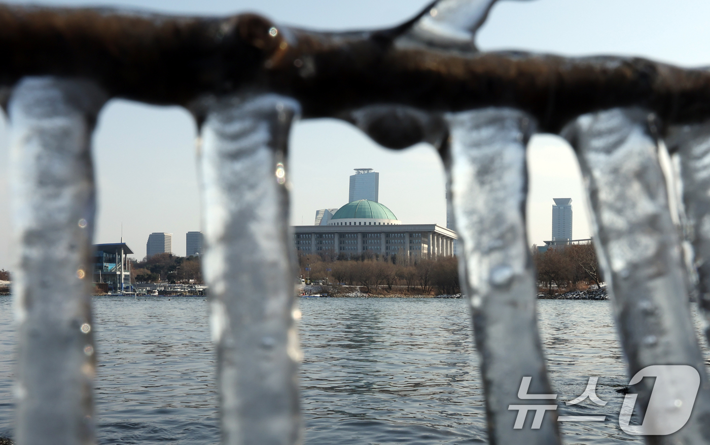 (서울=뉴스1) 김명섭 기자 = 영하권의 낮 기온을 보인 19일 서울시 영등포구 한강변에 고드름이 열려 있다.한편 기상청은 대한인 20일 서울 기온이 영하 13도까지 곤두박질해 올 …