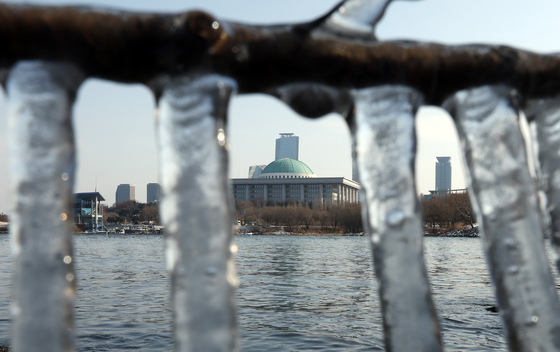 낮에도 영하 서울 한강에 고드름 주렁주렁