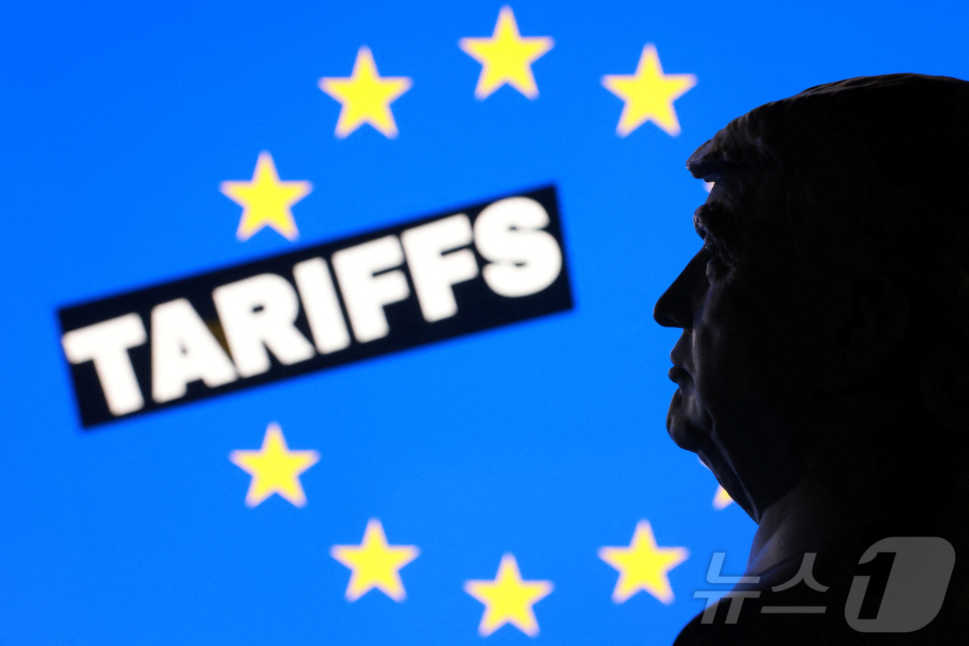 (로이터=뉴스1) 김경민 기자 = 3D 프린터로 제작된 도널드 트럼프 미국 대통령의 미니어처 모형과 유럽연합(EU) 깃발, 그리고 '관세' 단어. 2026.1.17ⓒ 로이터=뉴스1 …