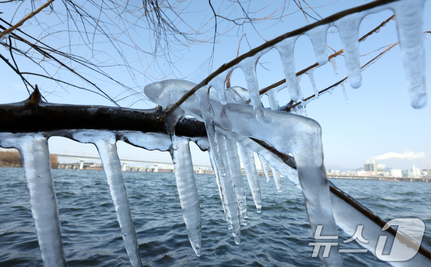 (서울=뉴스1) 김명섭 기자 = 영하권의 낮 기온을 보인 19일 서울시 영등포구 한강변에 고드름이 열려 있다 한편 기상청은 대한인 20일 서울 기온이 영하 13도까지 곤두박질해 올 …