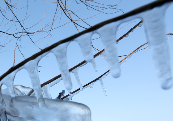 서울 한강변 고드름 주말까지 한파 지속