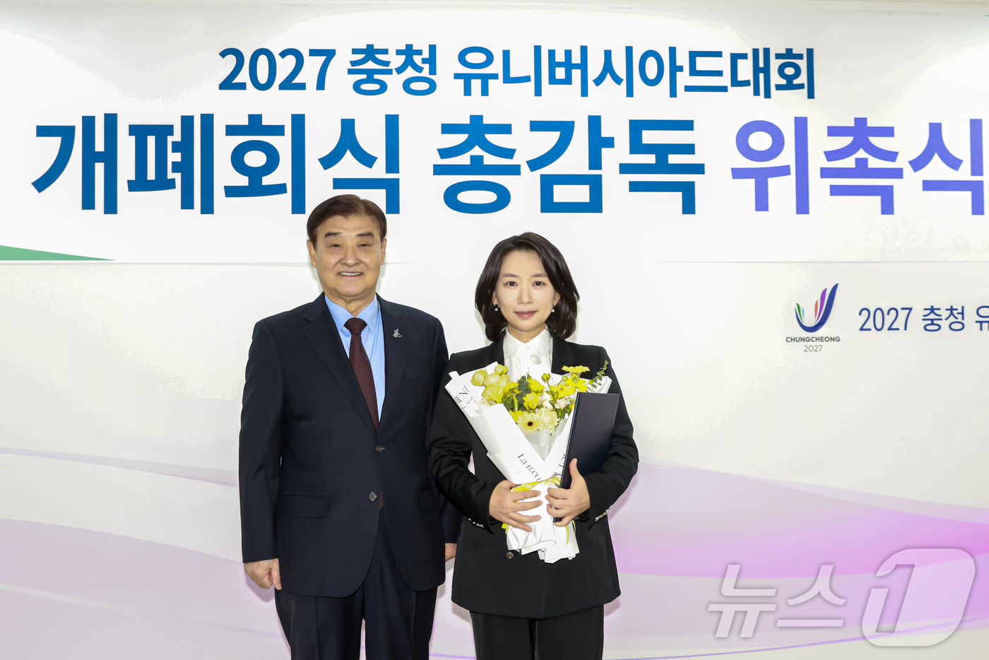 (서울=뉴스1) = 2027 충청 유니버시아드대회 조직위원회가 19일 조직위 대회의실에서 영화감독 장유정을 개폐회식 총감독으로 위촉했다고 밝혔다. 사진은 장유정 총감독이 강창희 충 …
