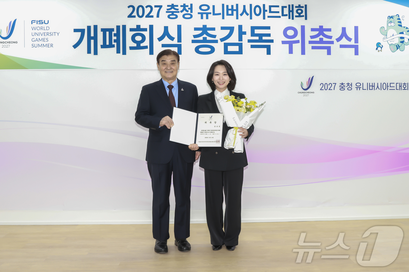 (서울=뉴스1) = 2027 충청 유니버시아드대회 조직위원회가 19일 조직위 대회의실에서 영화감독 장유정을 개폐회식 총감독으로 위촉했다고 밝혔다. 사진은 장유정 총감독이 강창희 충 …