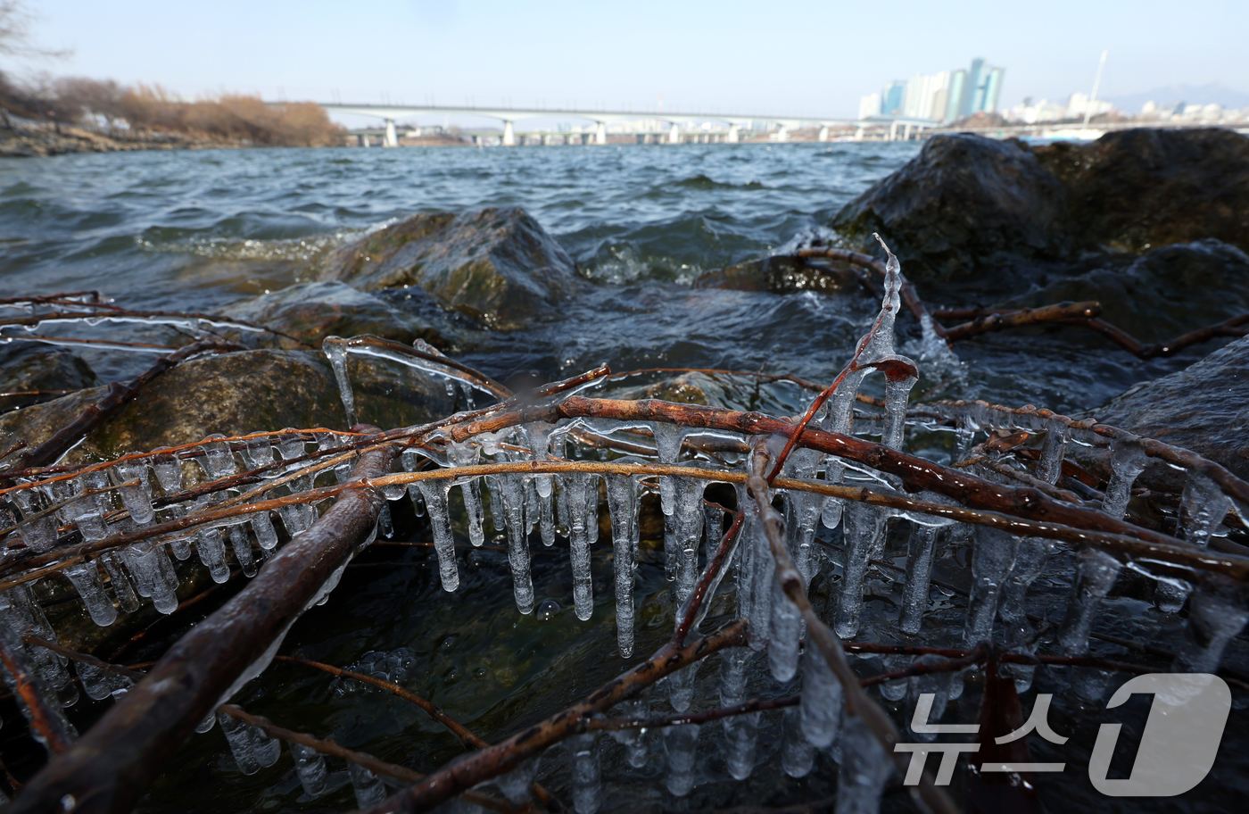 (서울=뉴스1) 김명섭 기자 = 영하권의 낮 기온을 보인 19일 서울시 영등포구 한강변에 고드름이 열려 있다 한편 기상청은 대한인 20일 서울 기온이 영하 13도까지 곤두박질해 올 …