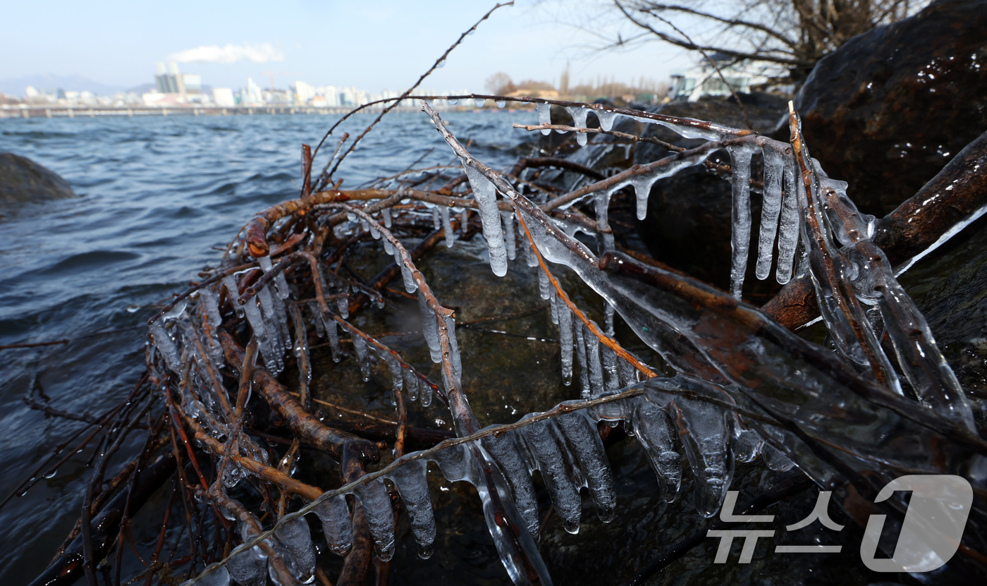 (서울=뉴스1) 김명섭 기자 = 영하권의 낮 기온을 보인 19일 서울시 영등포구 한강변에 고드름이 열려 있다 한편 기상청은 대한인 20일 서울 기온이 영하 13도까지 곤두박질해 올 …