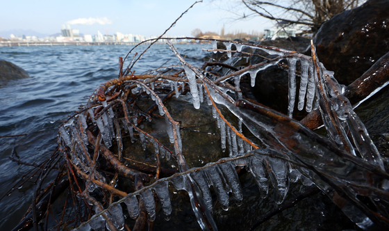 고드름 매달린 한강변 이번 주 내내 강추위