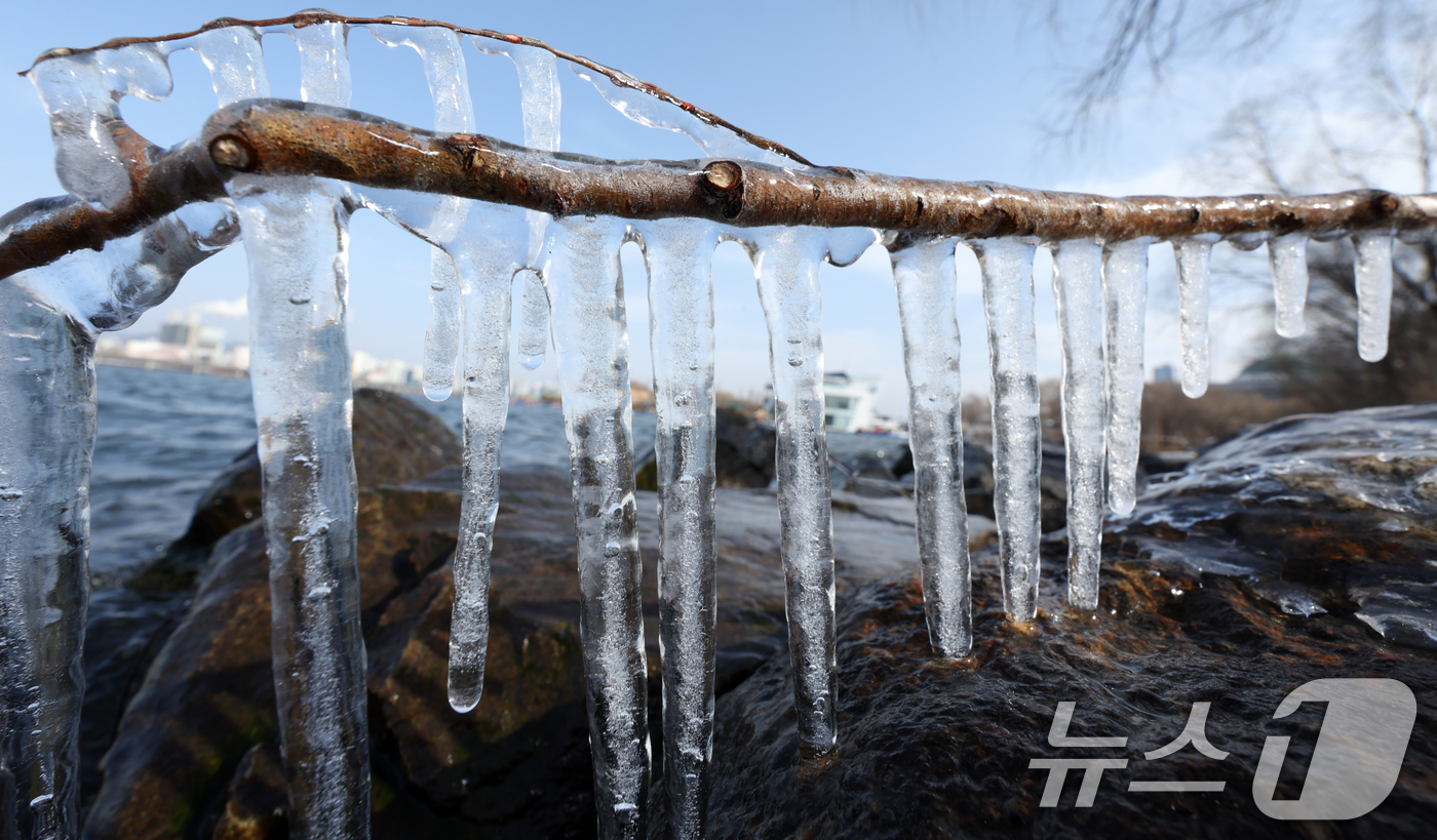 (서울=뉴스1) 김명섭 기자 = 영하권의 낮 기온을 보인 19일 서울시 영등포구 한강변에 고드름이 열려 있다 한편 기상청은 대한인 20일 서울 기온이 영하 13도까지 곤두박질해 올 …