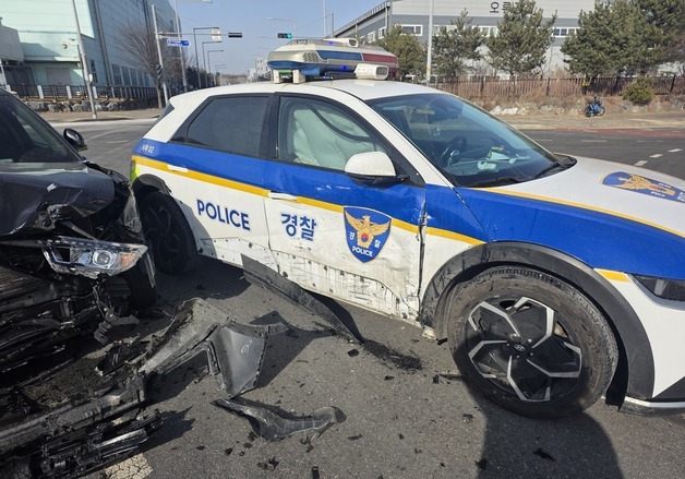 불법 유턴차 추격하던 순찰차, 교차로서 SUV와 충돌…2명 부상