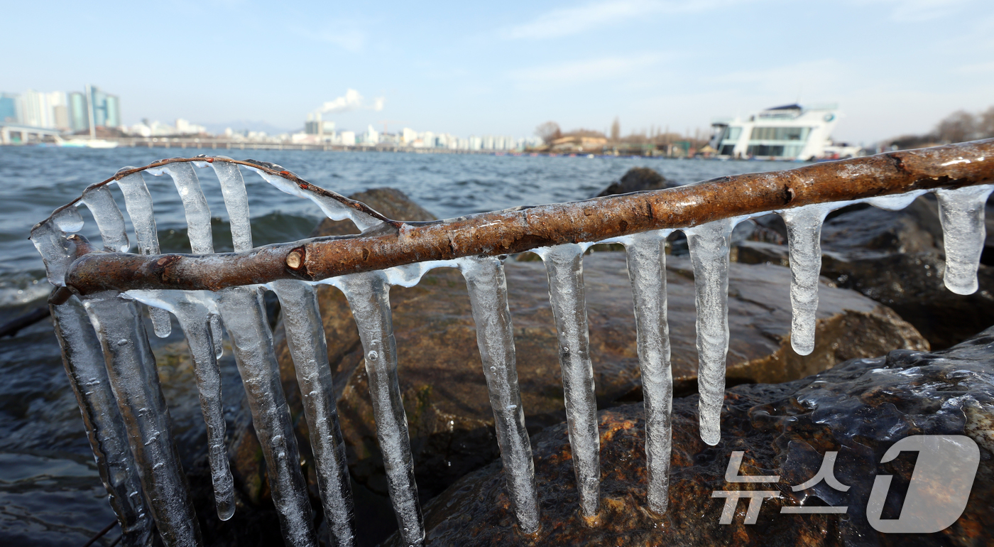 (서울=뉴스1) 김명섭 기자 = 영하권의 낮 기온을 보인 19일 서울시 영등포구 한강변에 고드름이 열려 있다 한편 기상청은 대한인 20일 서울 기온이 영하 13도까지 곤두박질해 올 …