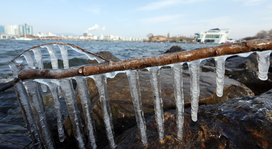 서울 영하 13도 예보 한강변 고드름 꽁꽁