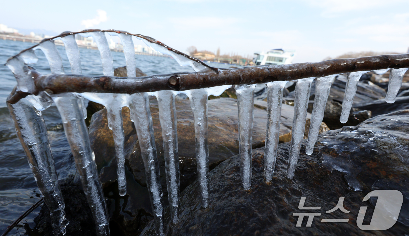 (서울=뉴스1) 김명섭 기자 = 영하권의 낮 기온을 보인 19일 서울시 영등포구 한강변에 고드름이 열려 있다 한편 기상청은 대한인 20일 서울 기온이 영하 13도까지 곤두박질해 올 …