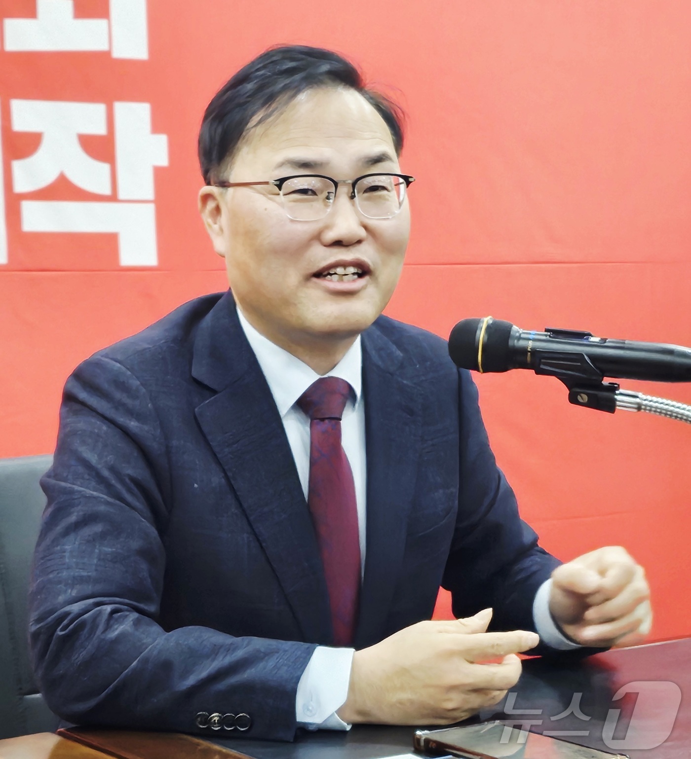 (대구=뉴스1) 남승렬 기자 = 홍석준 전 국민의힘 의원이 19일 오후 대구 수성구 국민의힘 대구시당에서 기자들과 만나 6·3 지방선거 대구시장 출마와 관련된 의견을 밝히고 있다. …