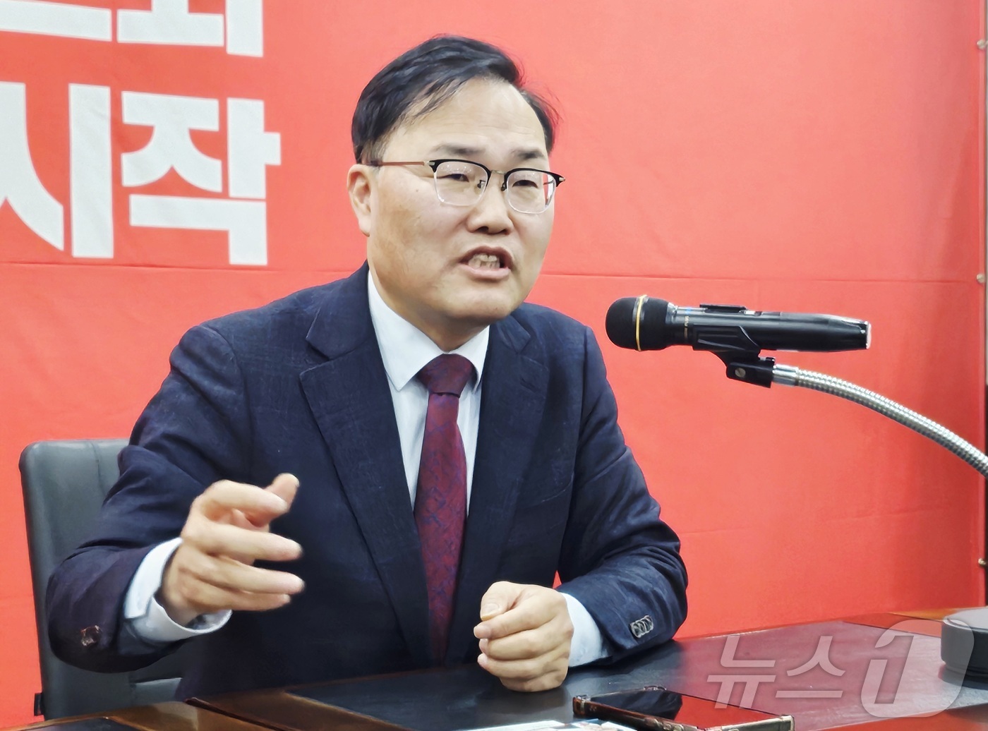 (대구=뉴스1) 남승렬 기자 = 홍석준 전 국민의힘 의원이 19일 오후 대구 수성구 국민의힘 대구시당에서 기자들과 만나 6·3 지방선거 대구시장 출마와 관련된 의견을 밝히고 있다. …