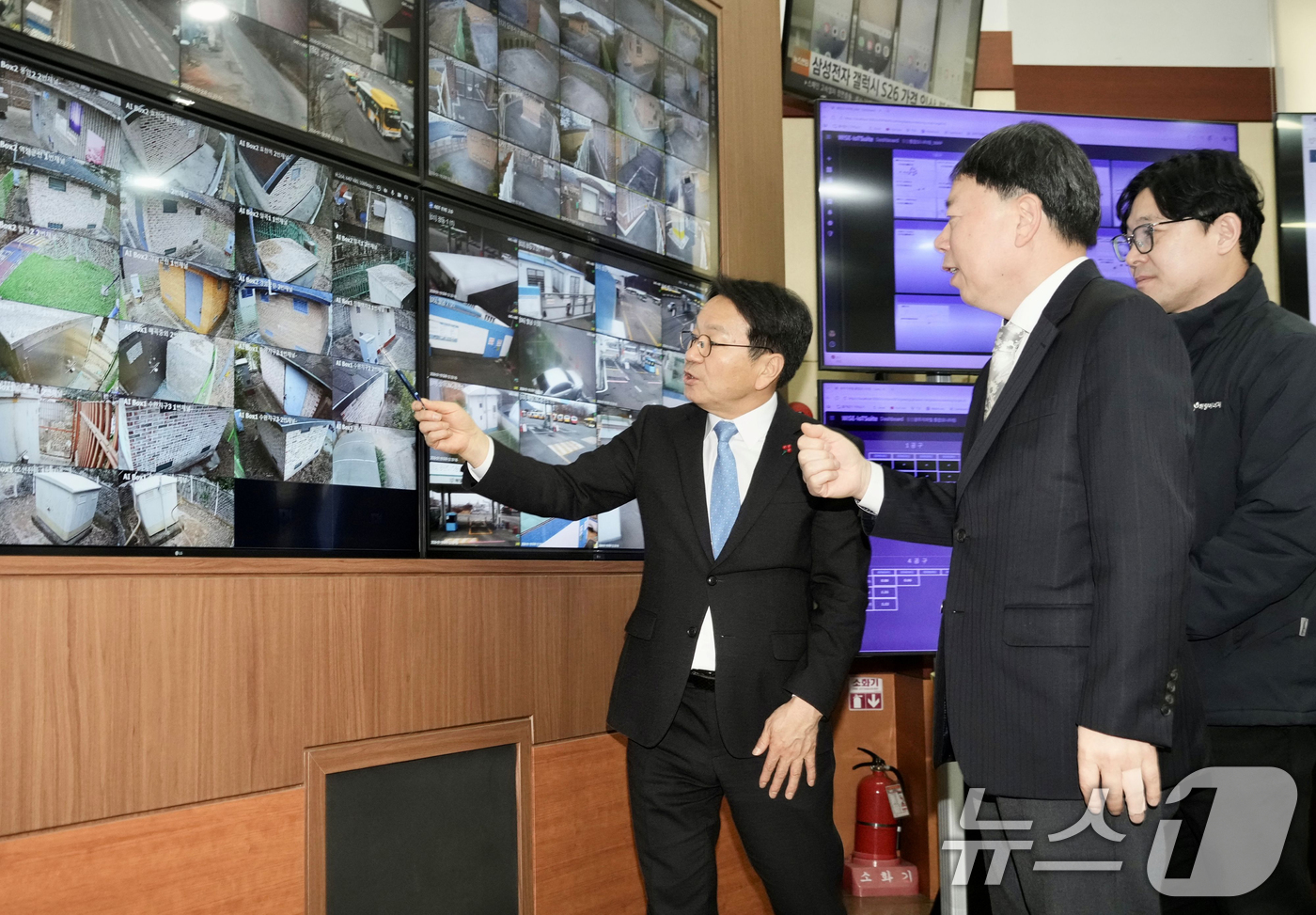 (광주=뉴스1) 이수민 기자 = 강기정 광주광역시장이 19일 해양에너지를 방문해 도시철도 2호선 공사장 등 도시가스 관제 상황을 살펴보고 있다. (광주광역시 제공. 재판매 및 DB …