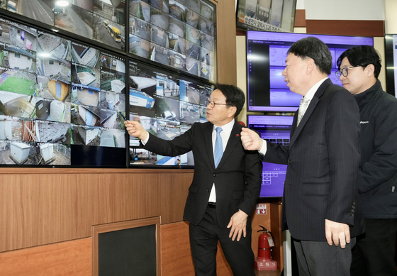 도시가스 관제 상황 살펴보는 강기정 광주시장