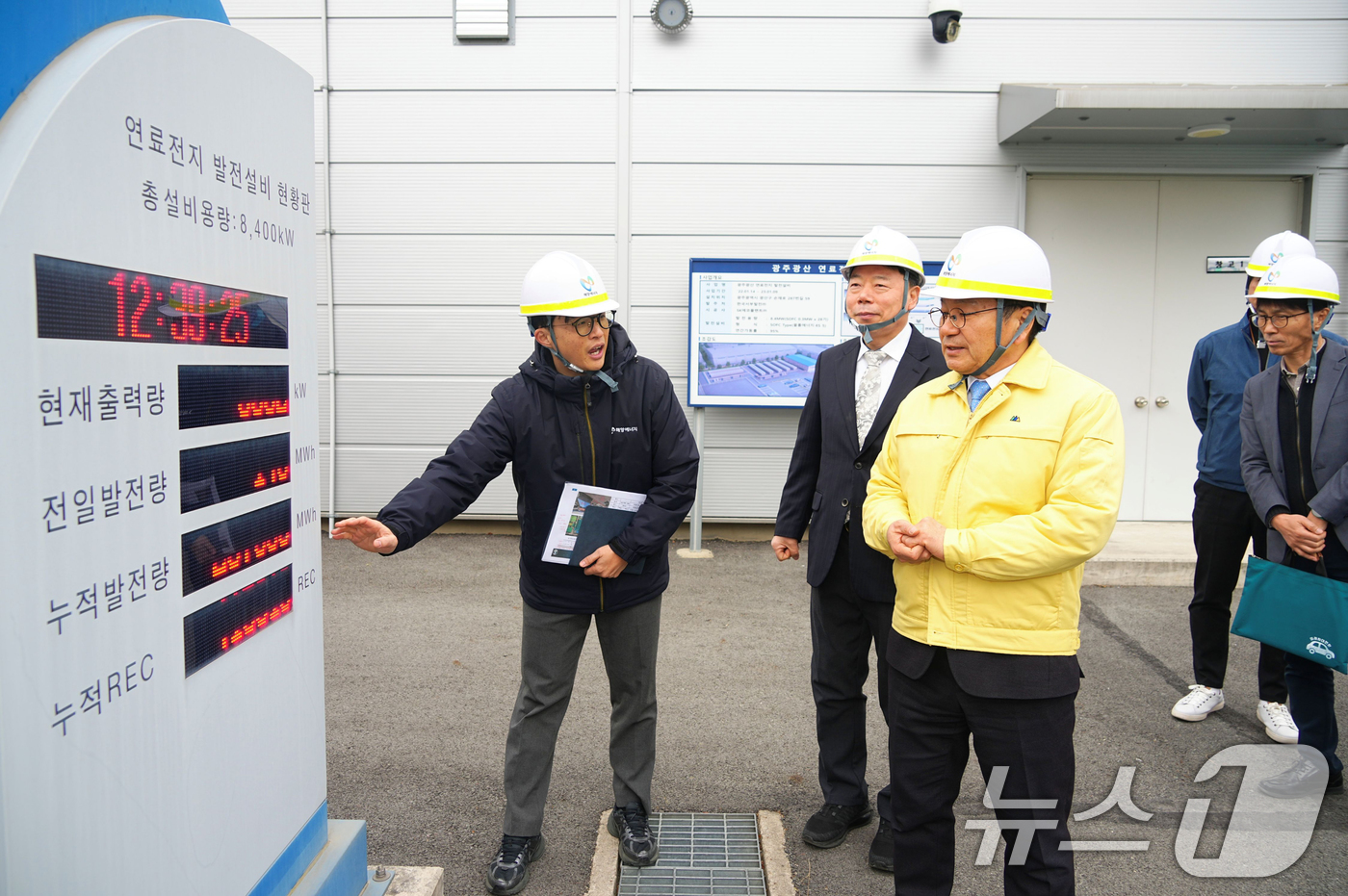(광주=뉴스1) 이수민 기자 = 강기정 광주광역시장이 19일 ㈜해양에너지를 방문해 '광주광산 연료전지 발전설비'를 살펴보고 있다. (광주광역시 제공. 재판매 및 DB 금지) 202 …