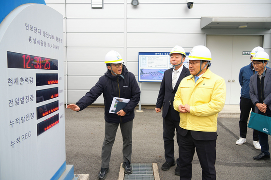 강기정 광주시장, 연료전지 발전설비 현황판 살펴