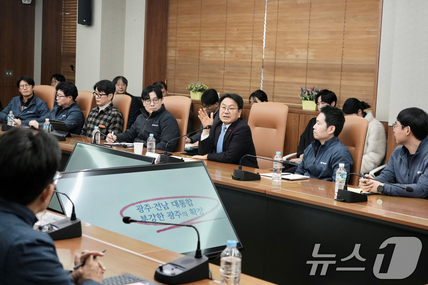 (광주=뉴스1) 이수민 기자 = 강기정 광주광역시장이 19일 ㈜해양에너지를 방문해 정회 대표이사를 비롯한 임직원들과 소통하고 있다. (광주광역시 제공. 재판매 및 DB 금지) 20 …