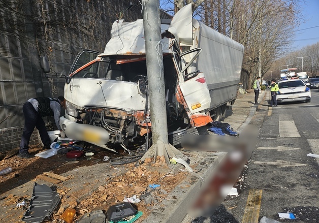 인천서 화물차가 신호등 추돌…30대 운전자 중상