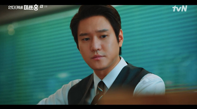 '미쓰홍' 고경표, 카리스마로 여의도 장악…90년대 엘리트 사장 변신