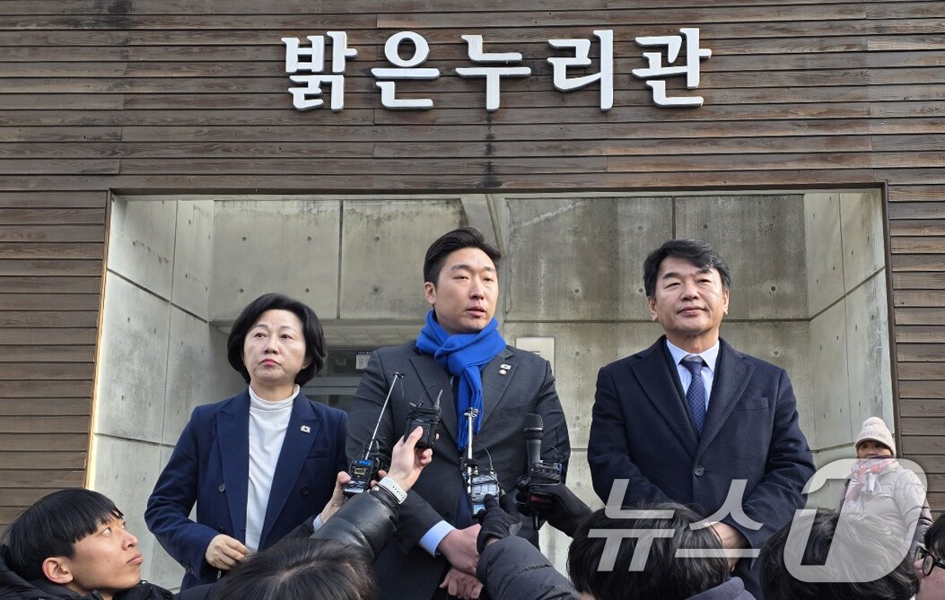 본문 이미지 - 김용만 더불어민주당 의원이 19일 충남 천안 독립기념관 이사회를 마치고 기자회견을 하고 있다.  2026.1.19/뉴스1 ⓒ News1 이시우