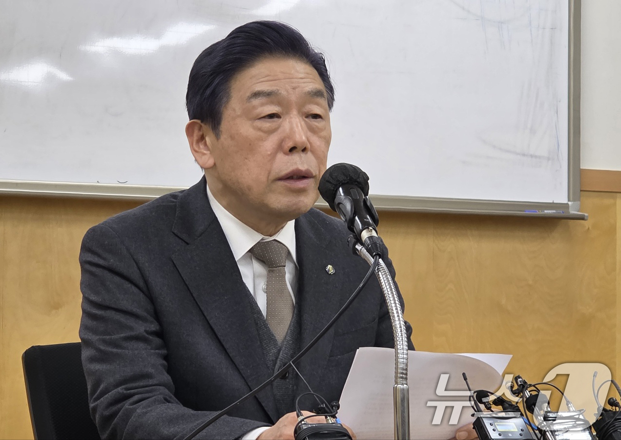 (천안=뉴스1) 이시우 = 김형석 독립기념관 관장이 19일 충남 천안 독립기념관 이사회를 마치고 기자회견을 하고 있다. 독립기념관 이사회는 이날 오후 독립기념관 밝은누리관에서 열린 …