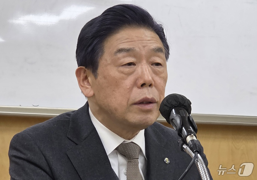 (천안=뉴스1) 이시우 = 김형석 독립기념관 관장이 19일 충남 천안 독립기념관 이사회를 마치고 기자회견을 하고 있다. 독립기념관 이사회는 이날 오후 독립기념관 밝은누리관에서 열린 …