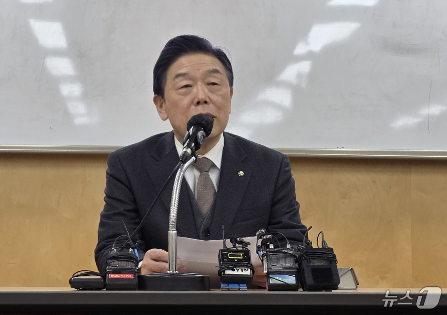 (천안=뉴스1) 이시우 = 김형석 독립기념관 관장이 19일 충남 천안 독립기념관 이사회를 마치고 기자회견을 하고 있다. 독립기념관 이사회는 이날 오후 독립기념관 밝은누리관에서 열린 …