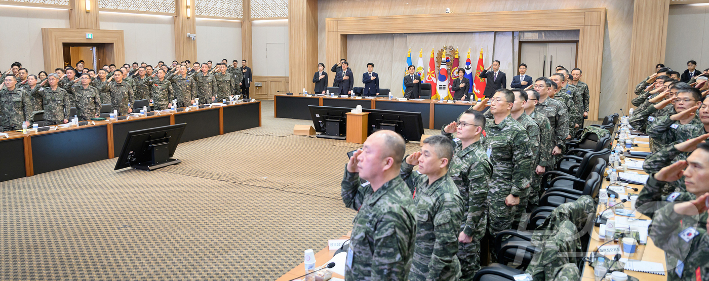 (서울=뉴스1) = 안규백 국방부 장관이 19일 계룡대에서 핵심 국방정책 추진을 위한 준비상태 점검에 앞서 국민의례에 임하고 있다. (국방부 제공. 재판매 및 DB 금지)  202 …