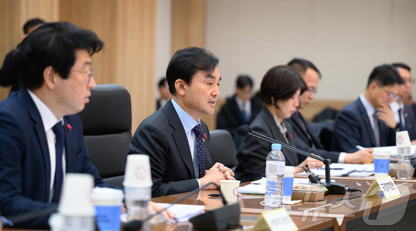 (서울=뉴스1) = 안규백 국방부 장관이 19일 계룡대에서 핵심 국방정책 추진을 위한 준비상태 점검하며 육·해·공군 및 해병대의 업무보고를 받고 있다. (국방부 제공. 재판매 및 …