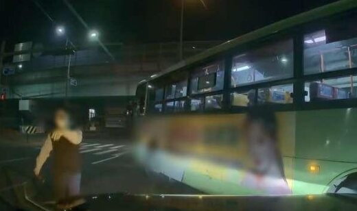 본문 이미지 - 전주의 한 시내버스 기사가 버스에서 내려서 운전자를 위협하고 있다. 출처=보배드림