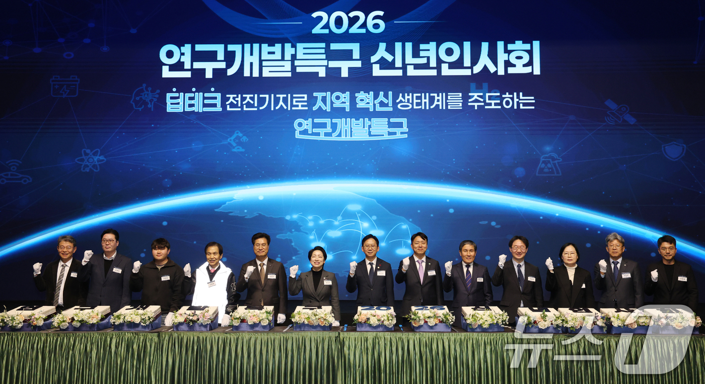 (대전=뉴스1) 김기태 기자 = 배경훈 부총리 겸 과학기술정보통신부 장관이 19일 대전 유성구 호텔ICC에서 열린 '연구개발특구 신년인사회'에 참석해 떡케이크 절단식에 앞서 포즈를 …