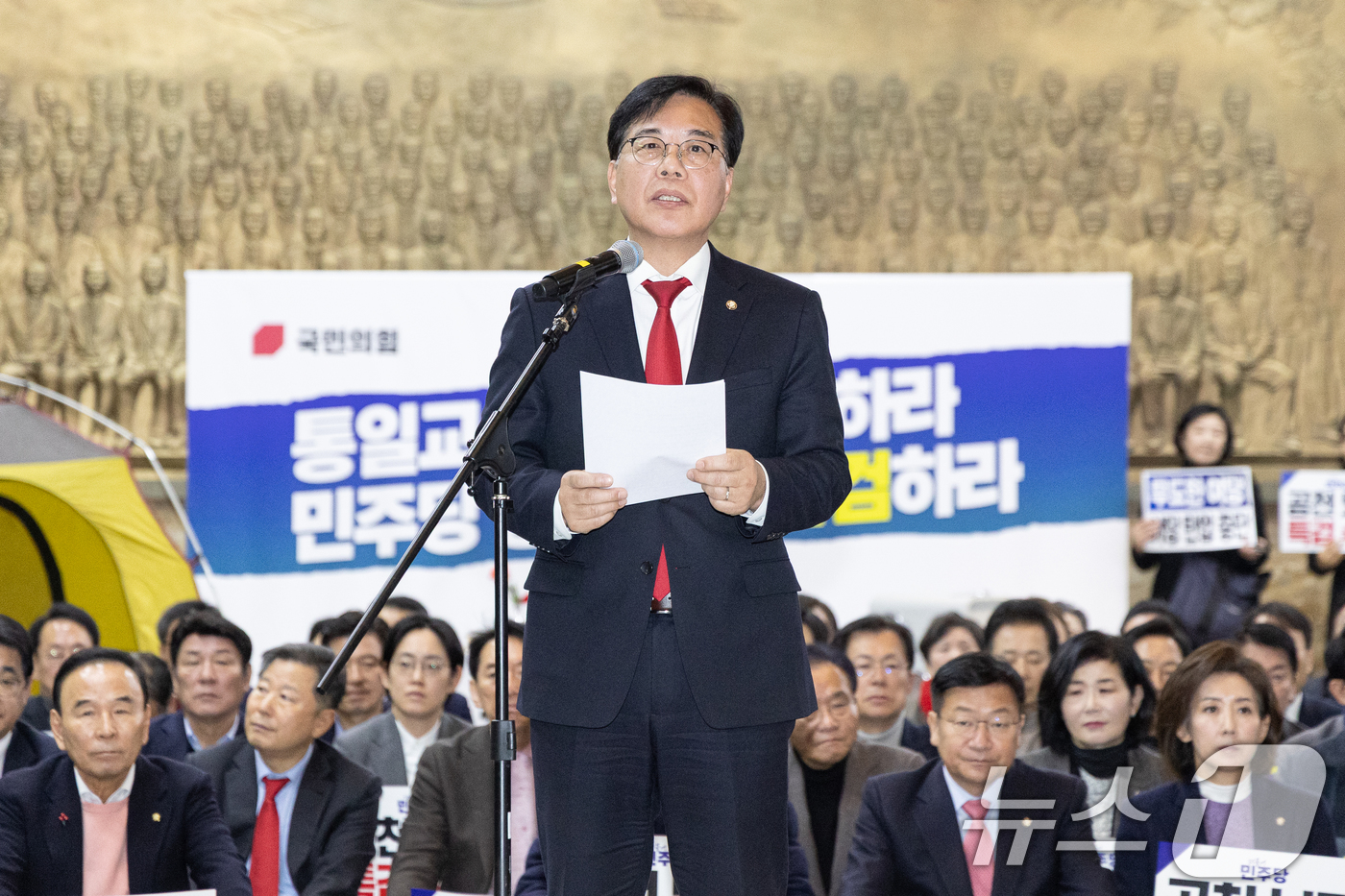 (서울=뉴스1) 이승배 기자 = 송언석 국민의힘 원내대표가 19일 서울 여의도 국회 로텐더홀에서 열린 통일교 게이트·더불어민주당 공천뇌물 특검 촉구 규탄대회에서 발언하고 있다. 2 …