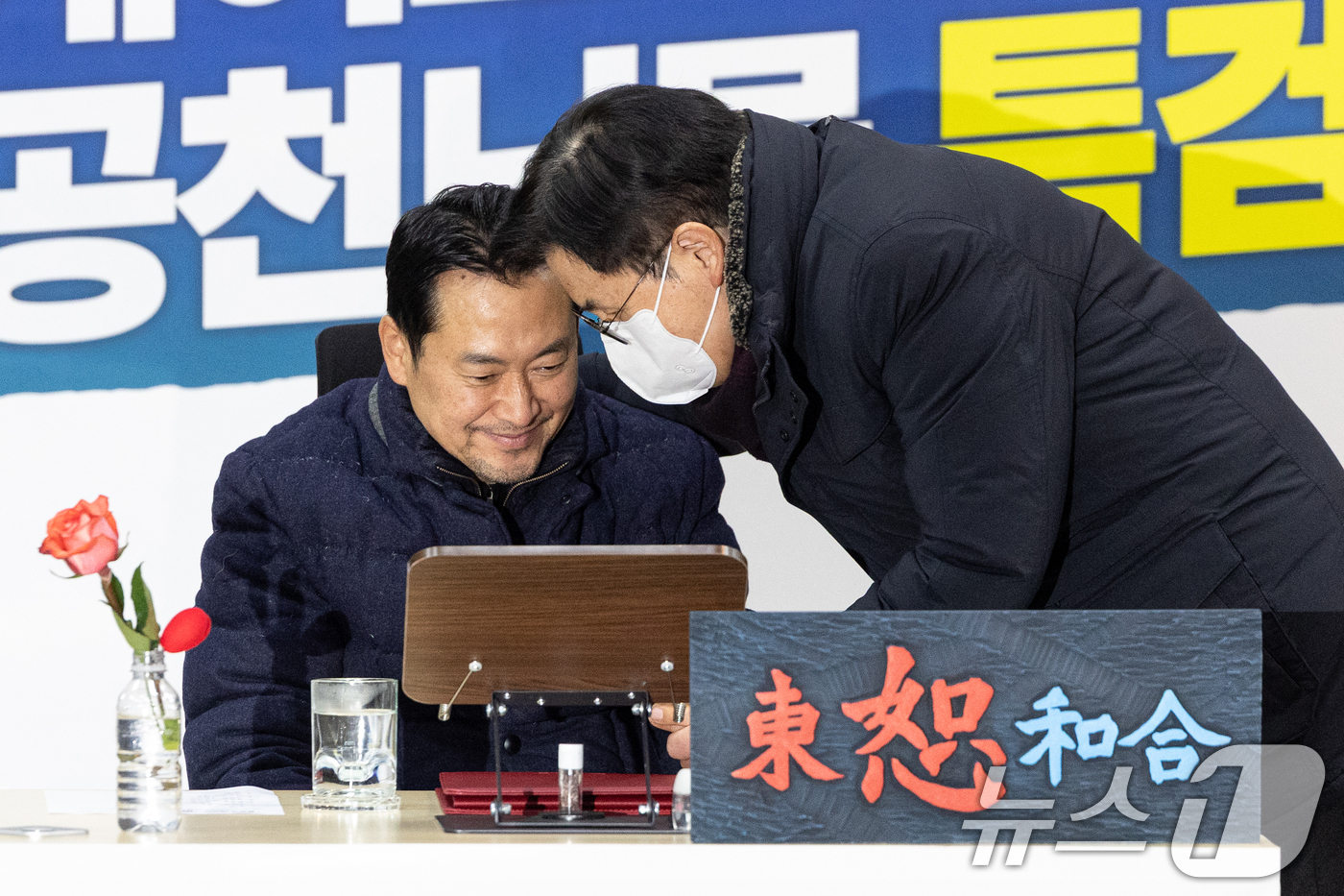 (서울=뉴스1) 이승배 기자 = 더불어민주당의 통일교 및 공천뇌물 특검 수용을 촉구하며 5일째 단식을 이어가고 있는 장동혁 국민의힘 대표가 19일 서울 여의도 국회 로텐더홀에서 황 …