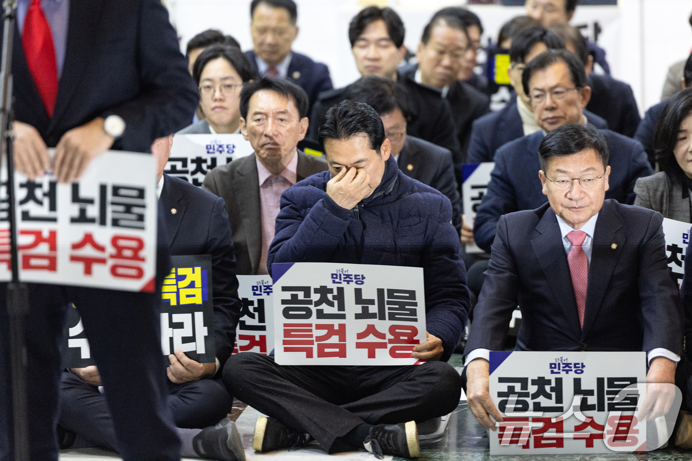 (서울=뉴스1) 이승배 기자 = 장동혁 국민의힘 대표가 19일 서울 여의도 국회 로텐더홀에서 열린 통일교 게이트·더불어민주당 공천뇌물 특검 촉구 규탄대회에 참석해 눈가를 만지고 있 …