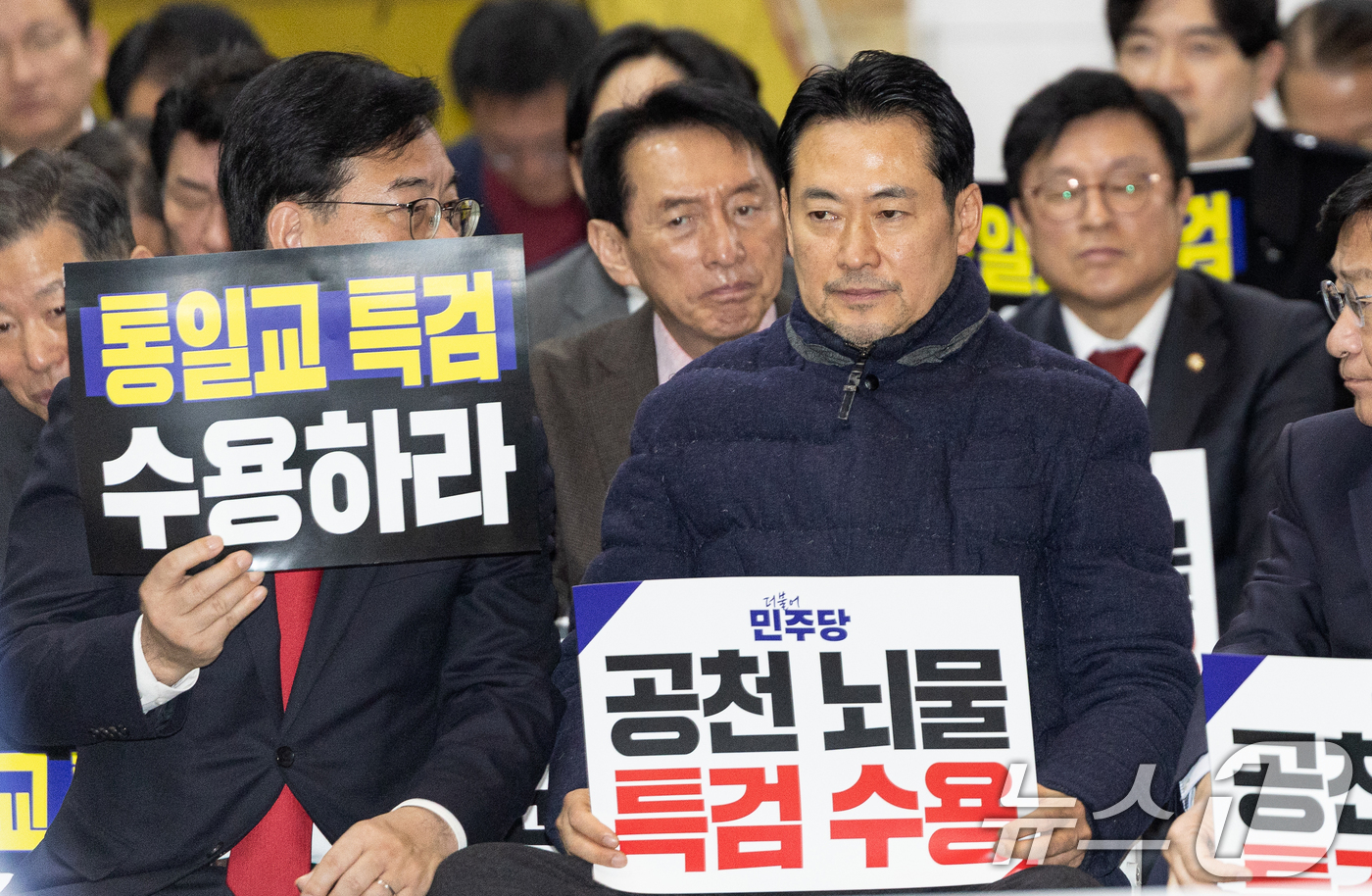 (서울=뉴스1) 이승배 기자 = 장동혁 국민의힘 대표, 송언석 원내대표를 비롯한 의원들이 19일 서울 여의도 국회 로텐더홀에서 열린 통일교 게이트·더불어민주당 공천뇌물 특검 촉구 …