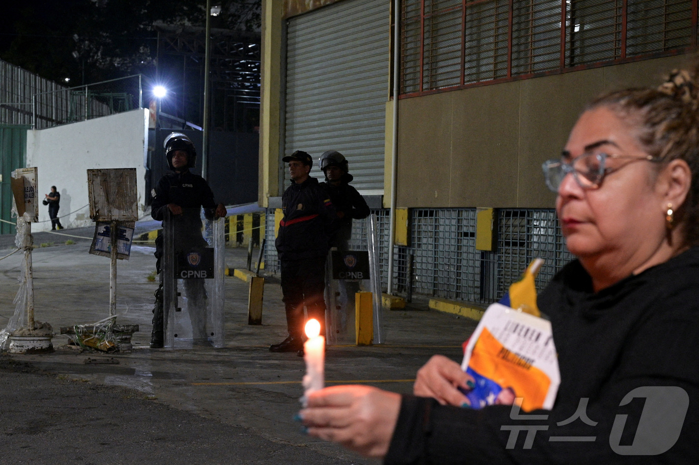 (카라카스 로이터=뉴스1) 양은하 기자 = 18일(현지시간) 베네수엘라 정부가 일부 수감자 석방을 시작한 가운데 카라카스의 '존 7' 교도소 밖에서 가족들이 수감자의 석방을 기다리 …