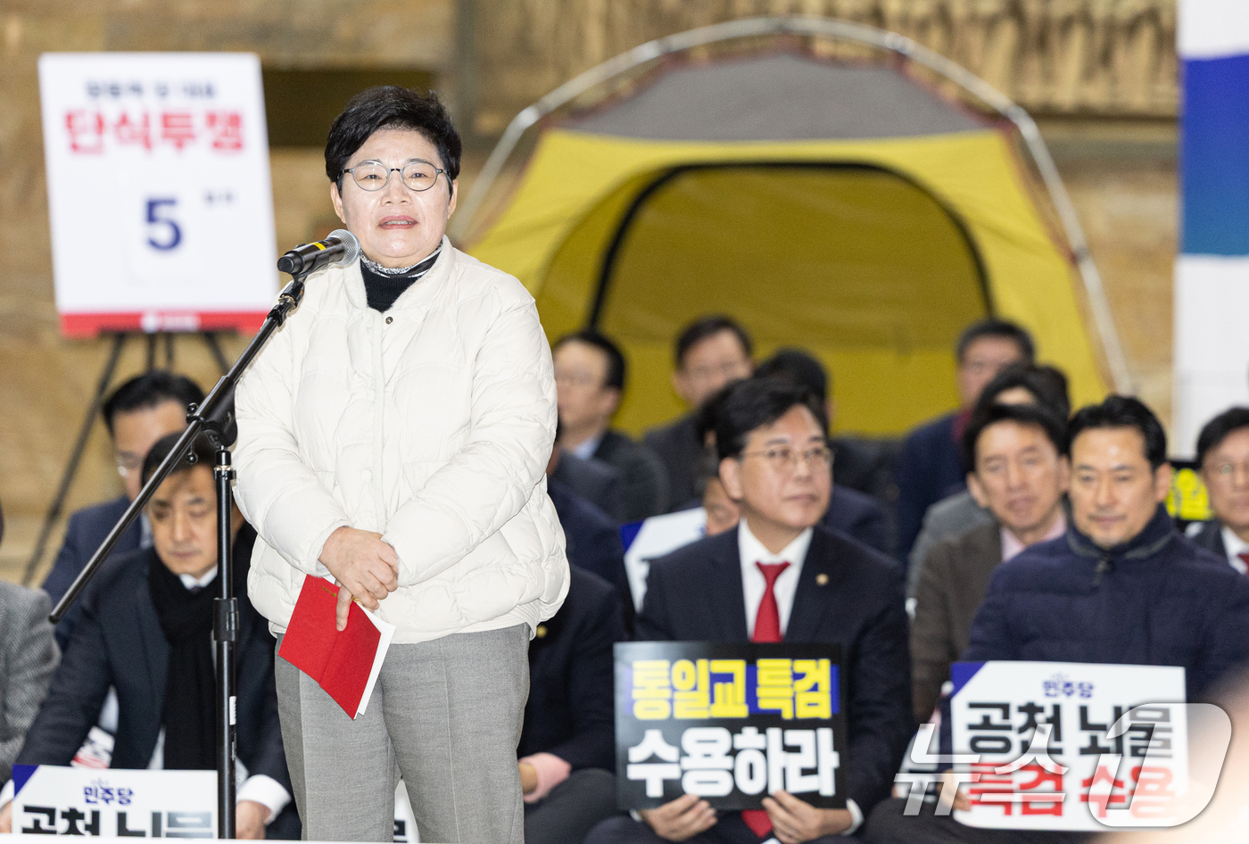 (서울=뉴스1) 이승배 기자 = 임이자 국민의힘 의원이 19일 서울 여의도 국회 로텐더홀에서 열린 통일교 게이트·더불어민주당 공천뇌물 특검 촉구 규탄대회에서 발언하고 있다. 202 …