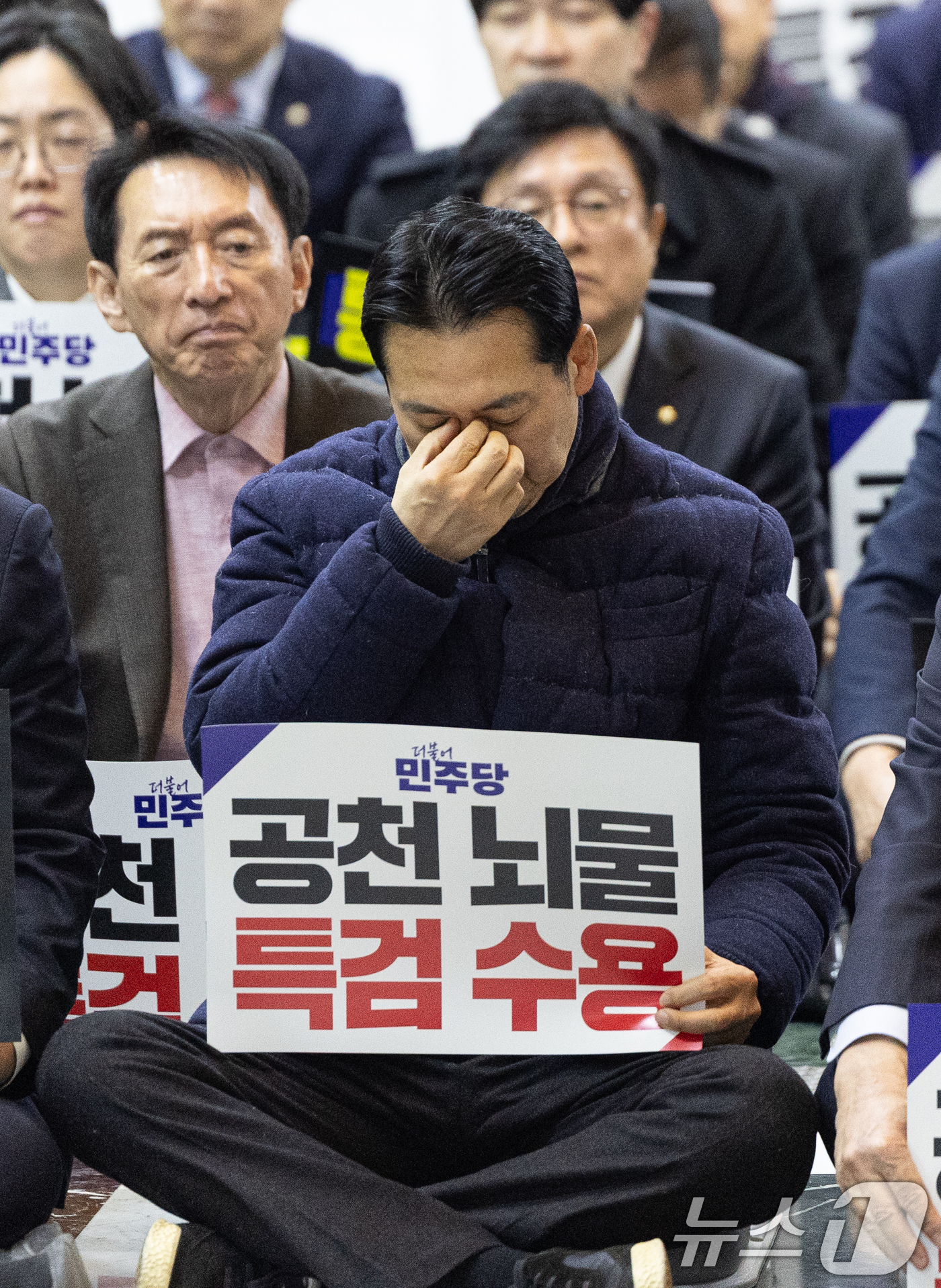 (서울=뉴스1) 이승배 기자 = 장동혁 국민의힘 대표가 19일 서울 여의도 국회 로텐더홀에서 열린 통일교 게이트·더불어민주당 공천뇌물 특검 촉구 규탄대회에 참석해 눈가를 만지고 있 …