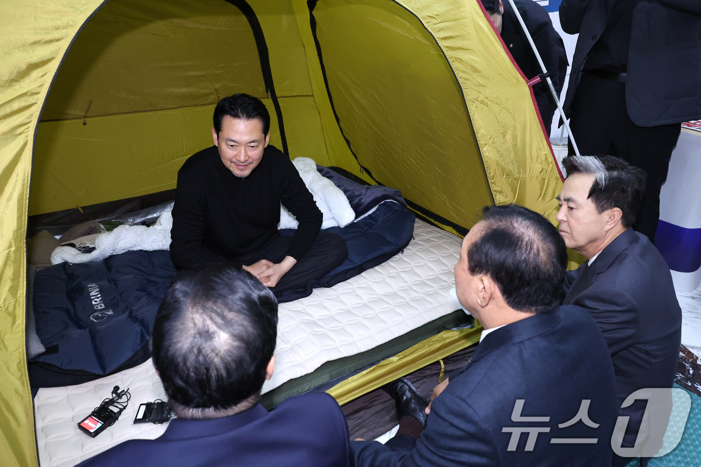 (서울=뉴스1) 신웅수 기자 = 장동혁 국민의힘 대표가 19일 서울 여의도 국회 로텐더홀에 마련된 단식 농성장에서 김태흠 충남지사 등을 접견하고 있다. 2026.1.19/뉴스1