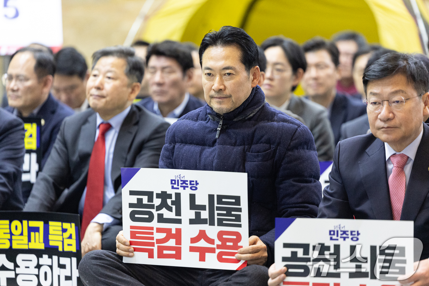 (서울=뉴스1) 이승배 기자 = 장동혁 국민의힘 대표가 19일 서울 여의도 국회 로텐더홀에서 열린 통일교 게이트·더불어민주당 공천뇌물 특검 촉구 규탄대회에 참석해 피켓을 들고 있다 …